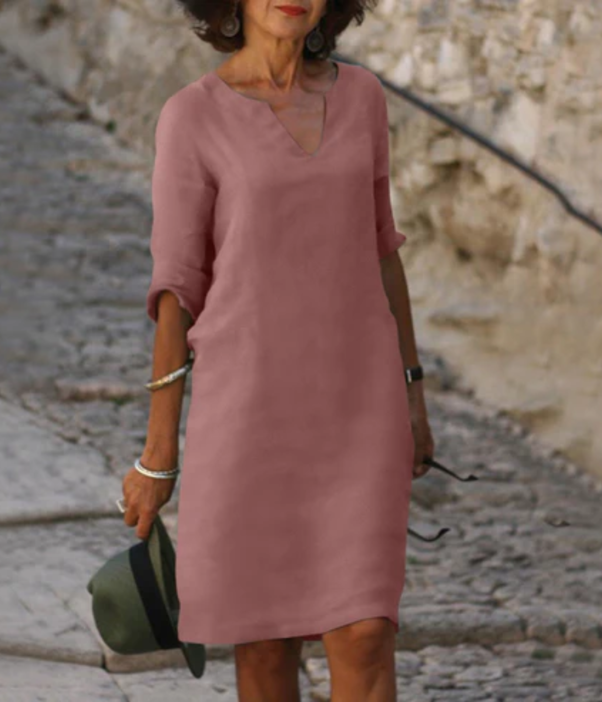 ピンクのスタイリッシュなVネックミディドレス