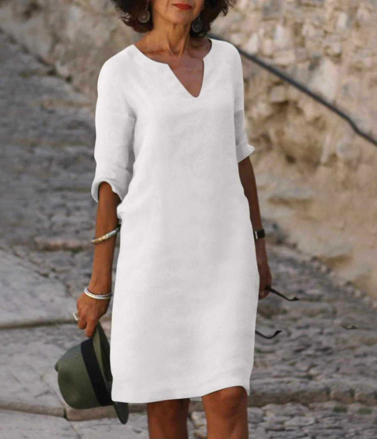 白のスタイリッシュなVネックミディドレス
