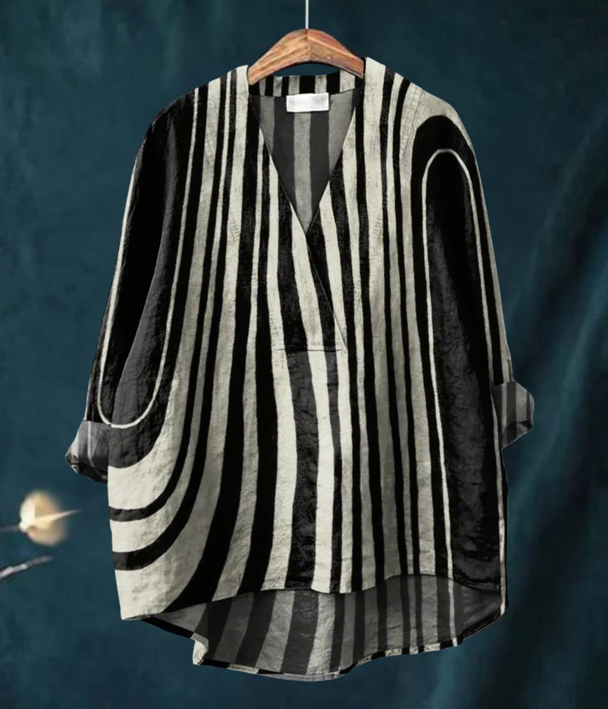 白黒Vネック長袖ブラウス