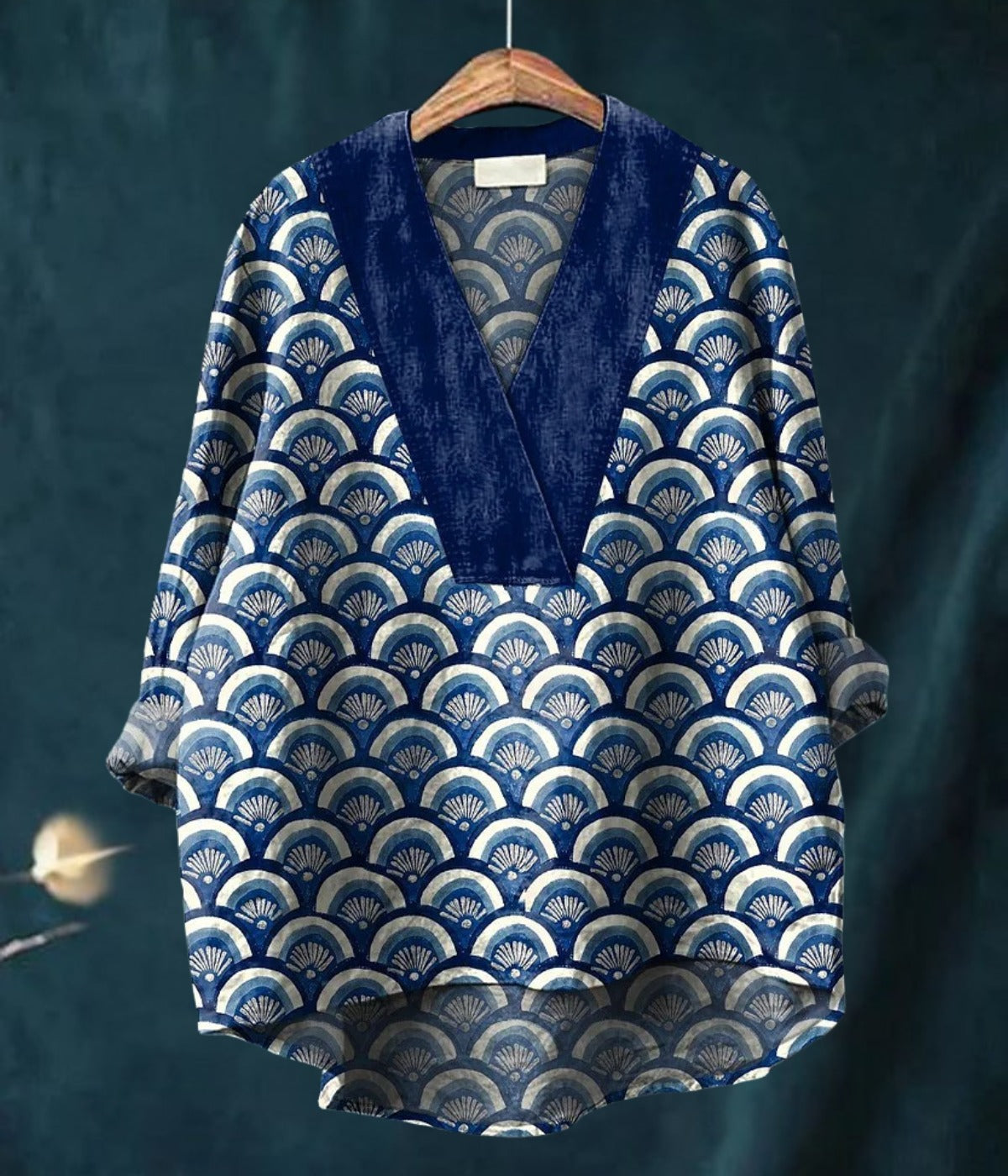 ブルーVネック長袖ブラウス