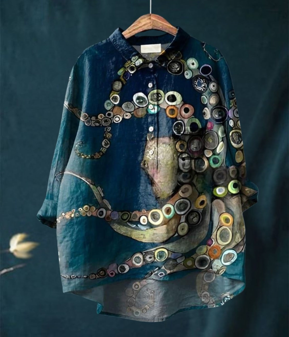 タコ柄のブラウス