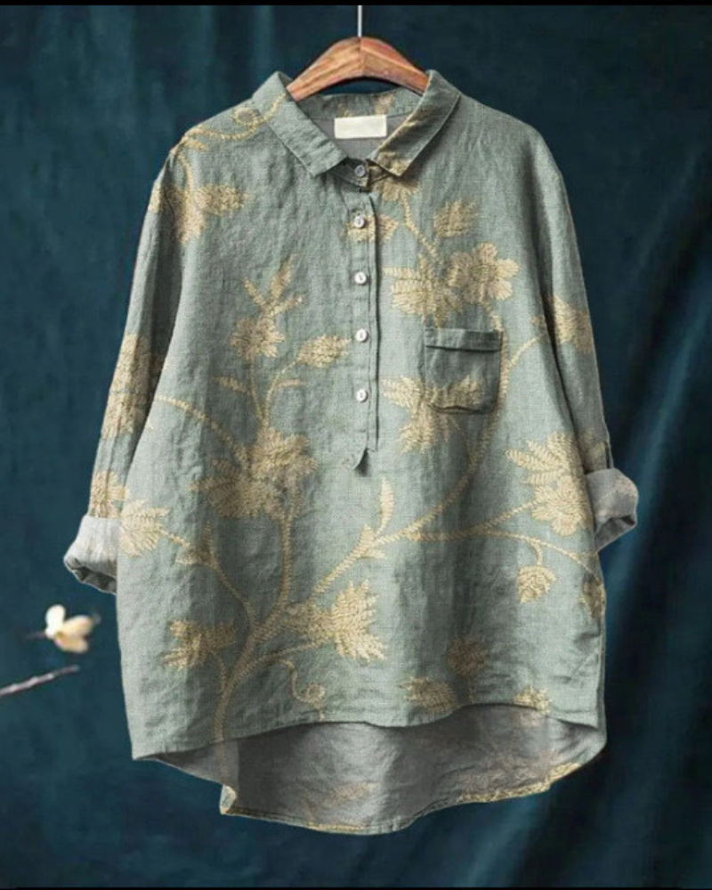 ベージュの葉柄のブルーブラウス